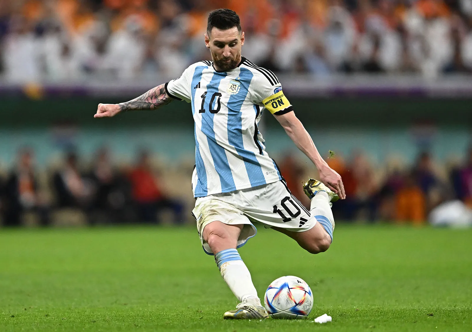 Messi có tên trong hàng tấn công của đội hình xuất sắc nhất mọi thời đại