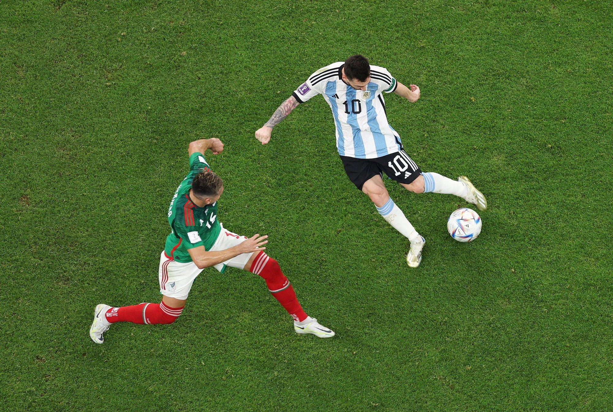 Người đầu tiên có được hat-trick không phải Messi hay Ronaldo