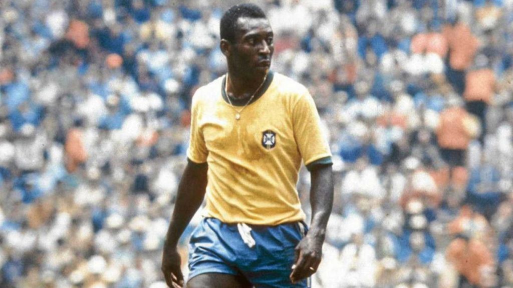 Pele đã có một tuổi thơ vô cùng khó khăn để theo đuổi bóng đá