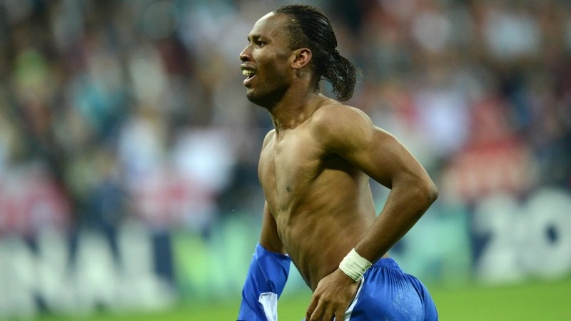 Và không thể thiếu Drogba, cầu thủ vĩ đại được mệnh danh là voi rừng