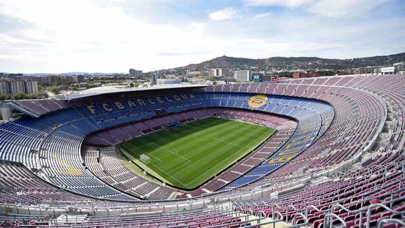 Camp Nou, sân vận động rộng lớn và có không khí náo nhiệt nhất hành tinh