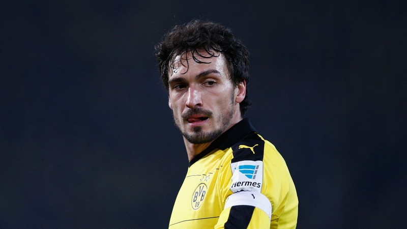 Sự nghiệp của Mats Hummels chỉ chuyển đi chuyển lại giữa 2 đội bóng nước Đức