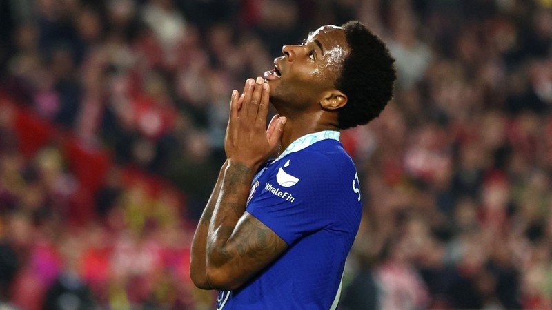 Anh bất ngờ tới Chelsea sau quãng thời gian dài chơi cho Man City