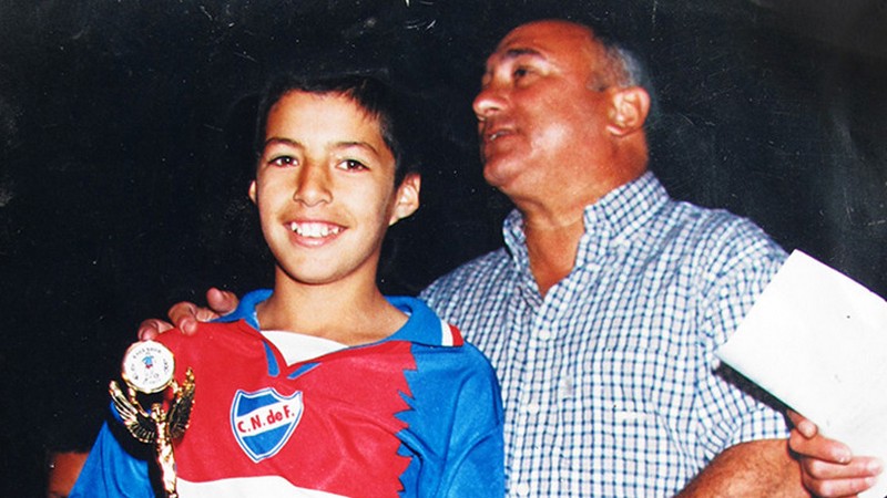 Cầu thủ Suarez đã có tuổi nhơ dữ dội với hoàn cảnh nghèo khó