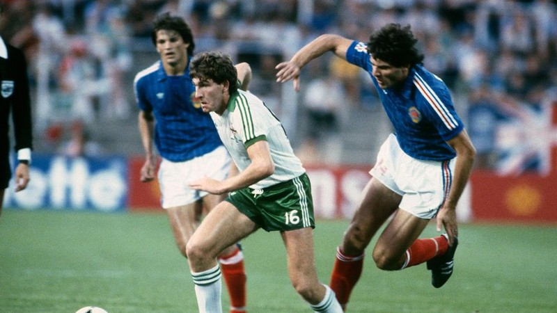 Norman Whiteside của Bắc Ireland lập kỷ lục là cầu thủ trẻ nhất tham dự 1 kỳ World Cup