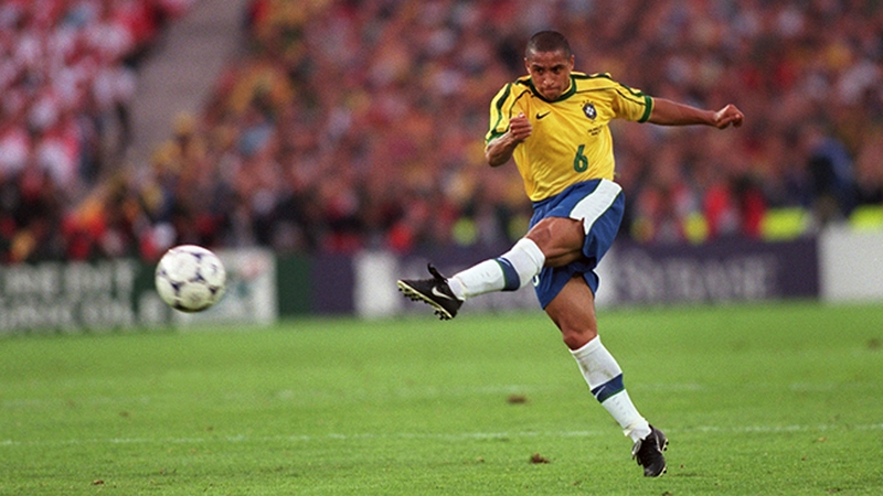 Roberto Carlos cũng là cầu thủ có lực sút vô cùng ấn tượng