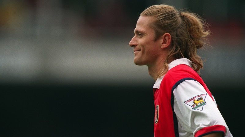 Ít ai nghĩ cầu thủ Emmanuel Petit lại có lối chơi đầy chắc chắn với vẻ ngoài nghệ sĩ này