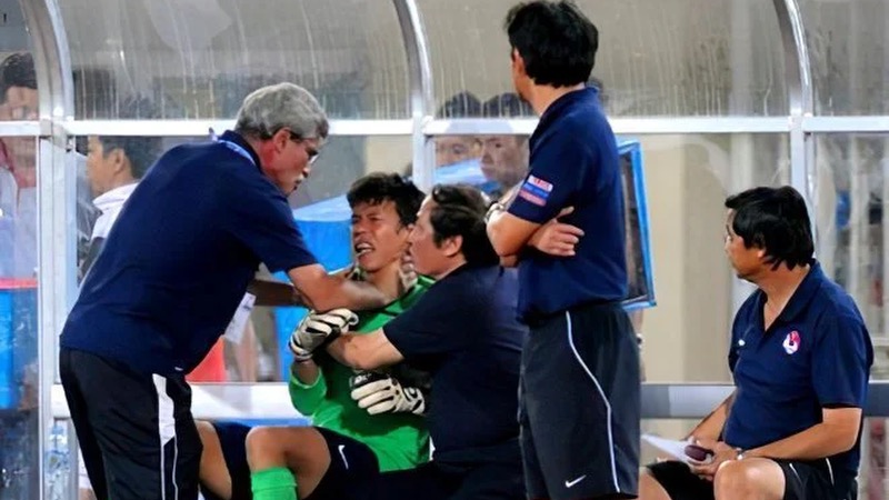 Thủ môn Bùi Tấn Trường đã để lại một hình ảnh đầy biểu tượng của bóng đá Việt Nam