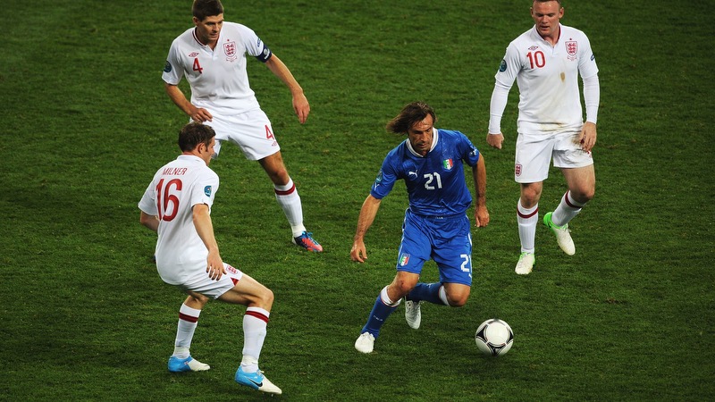 Cầu thủ Andrea Pirlo được coi là chuẩn mực cho một tiền vệ