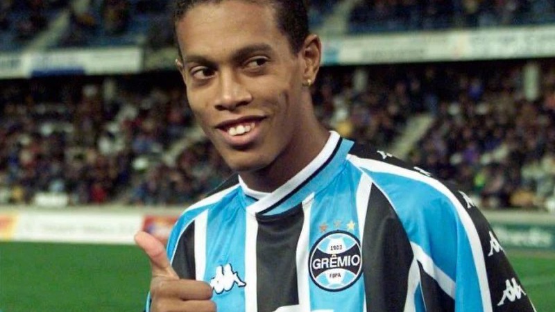 Cầu thủ Ronaldinho cũng bắt đầu sự nghiệp từ Brazil
