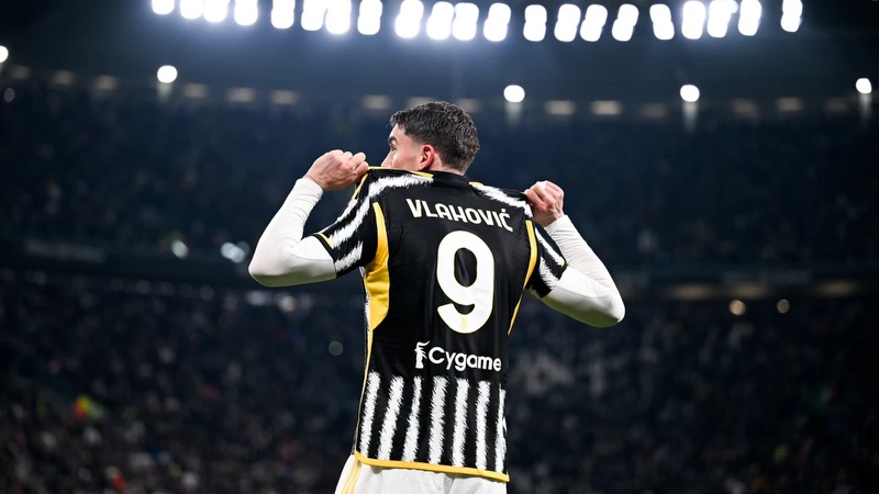 Nhưng có lẽ chiếc áo của cầu thủ Dusan Vlahovic tại Juventus quá rộng